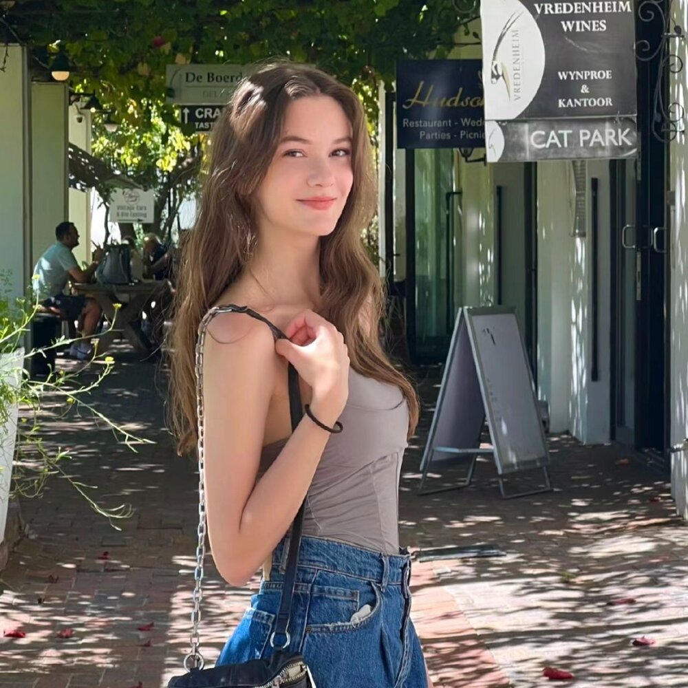 Meet your Posher, Elaine